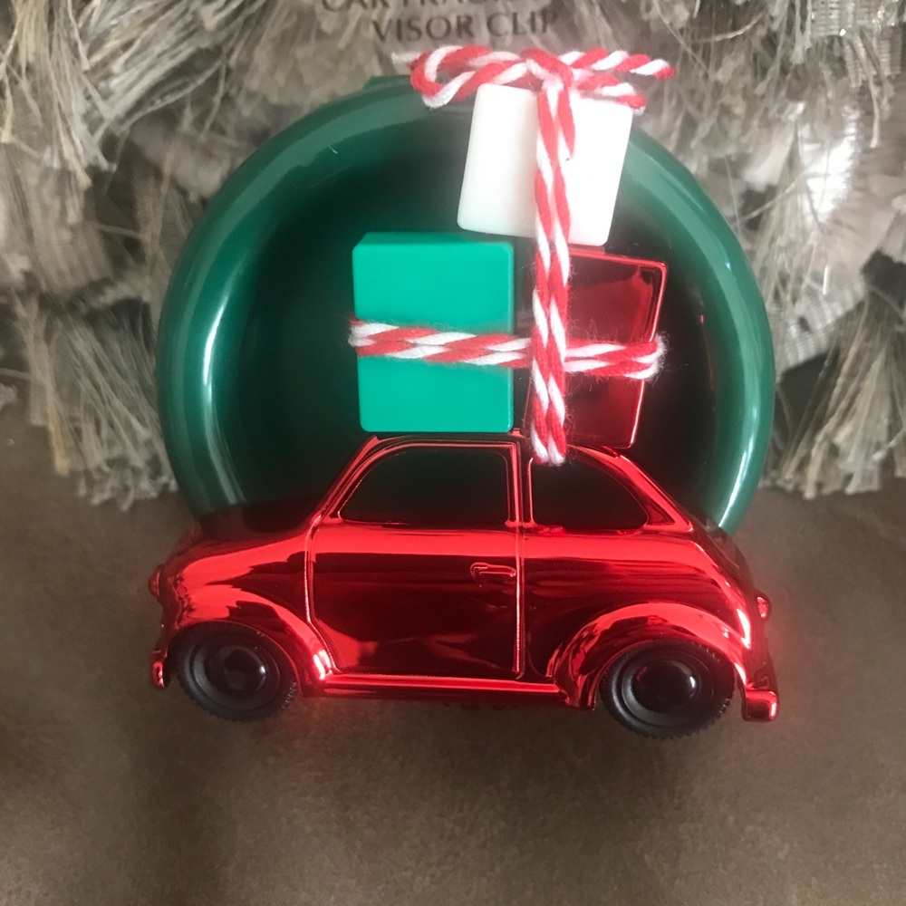 BATH AND BODY WORKS CAR FRAGRANCE VISOR CLIP  CHRISTMAS 2021 CAR WITH PRESENTS